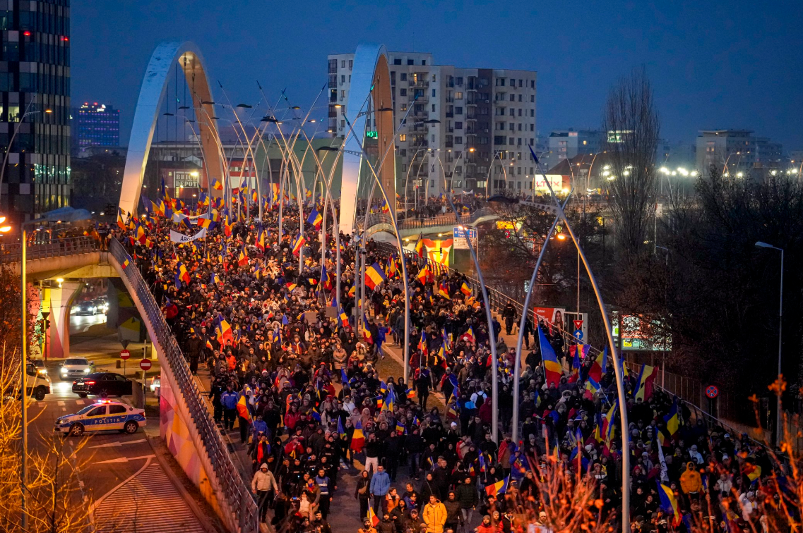 У Румунії відбулися нові протести через скасування виборів президента фото 1