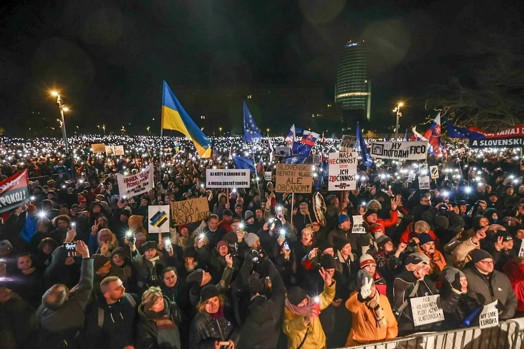 «Фіцо – російський агент!». У Братиславі тисячі людей знову вийшли на антиурядовий мітинг