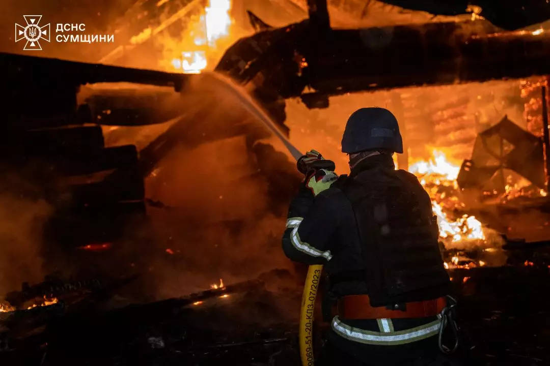 Уламки БпЛА впали на оздоровчий дитячий центр в Сумах, сталася пожежа