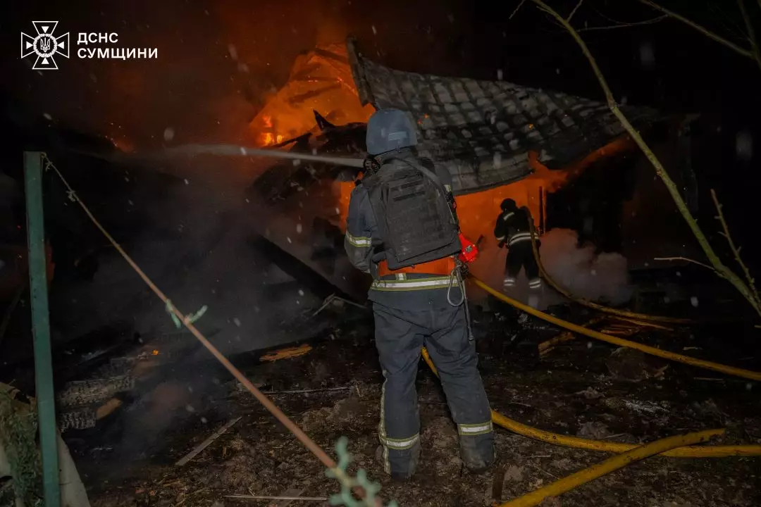 Уламки БпЛА впали на оздоровчий дитячий центр в Сумах, сталася пожежа