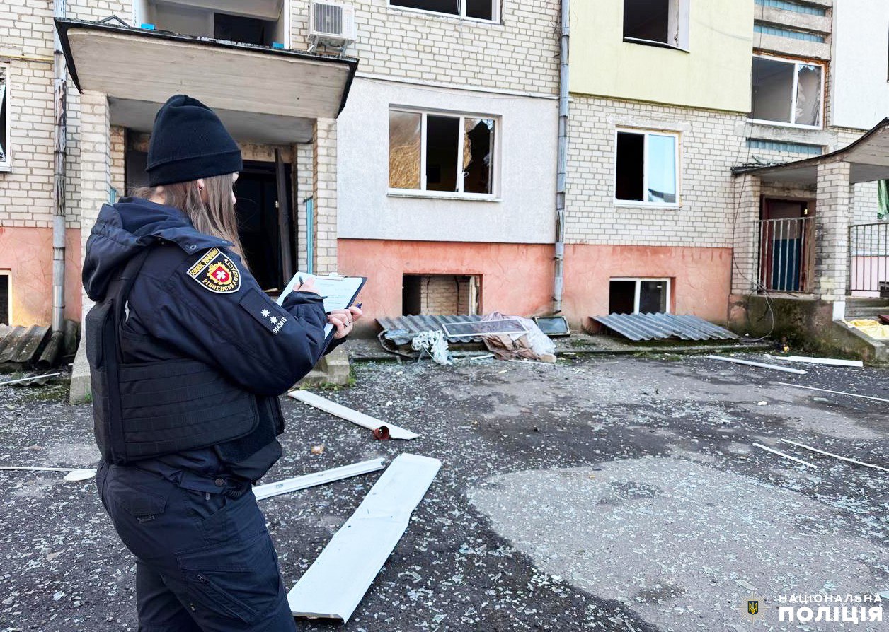 Вилетіли вікна і двері під'їзду. На Рівненщині показали наслідки ракетної атаки (фото) фото 2