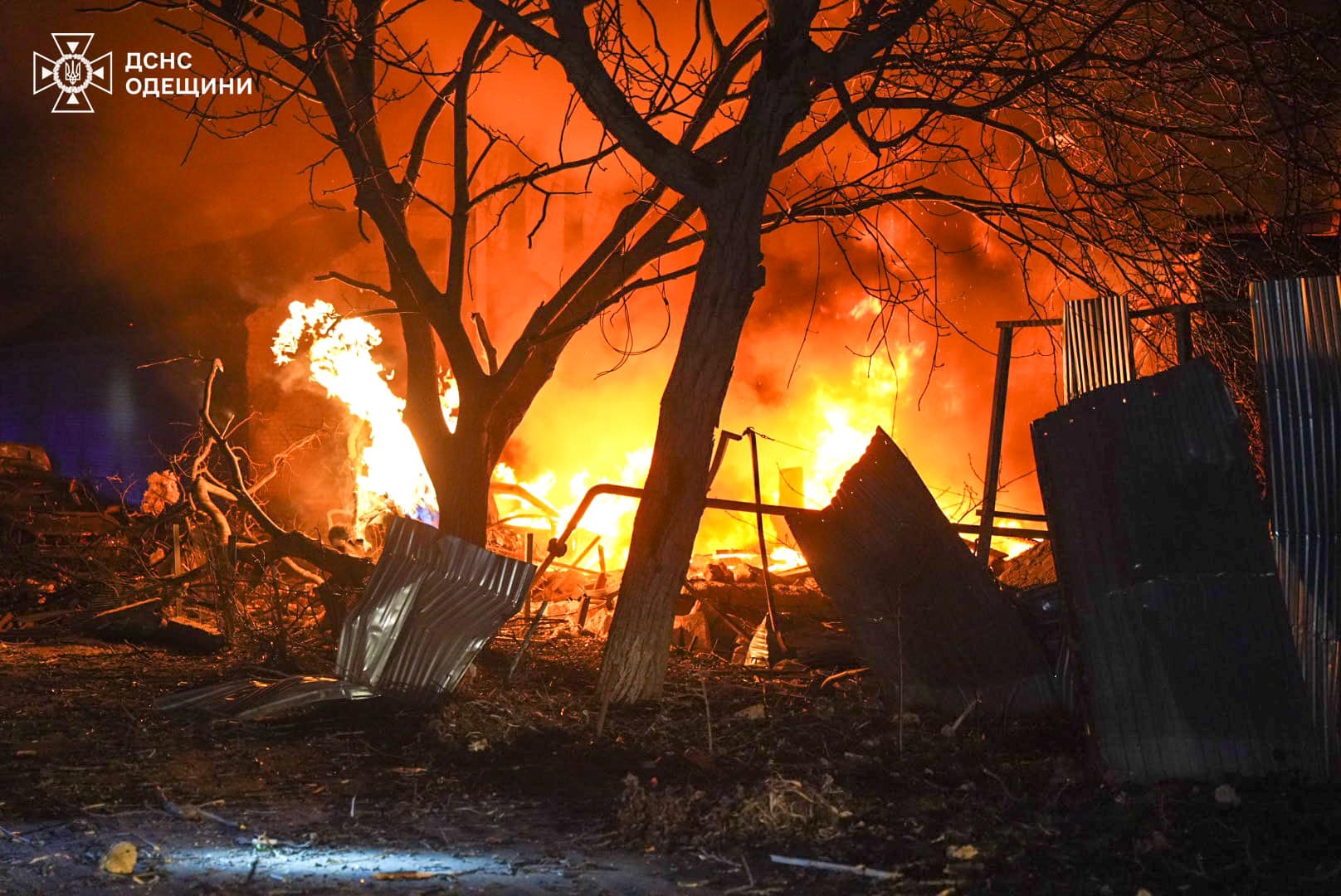 Рятувальники ліквідують наслідки ворожої атаки