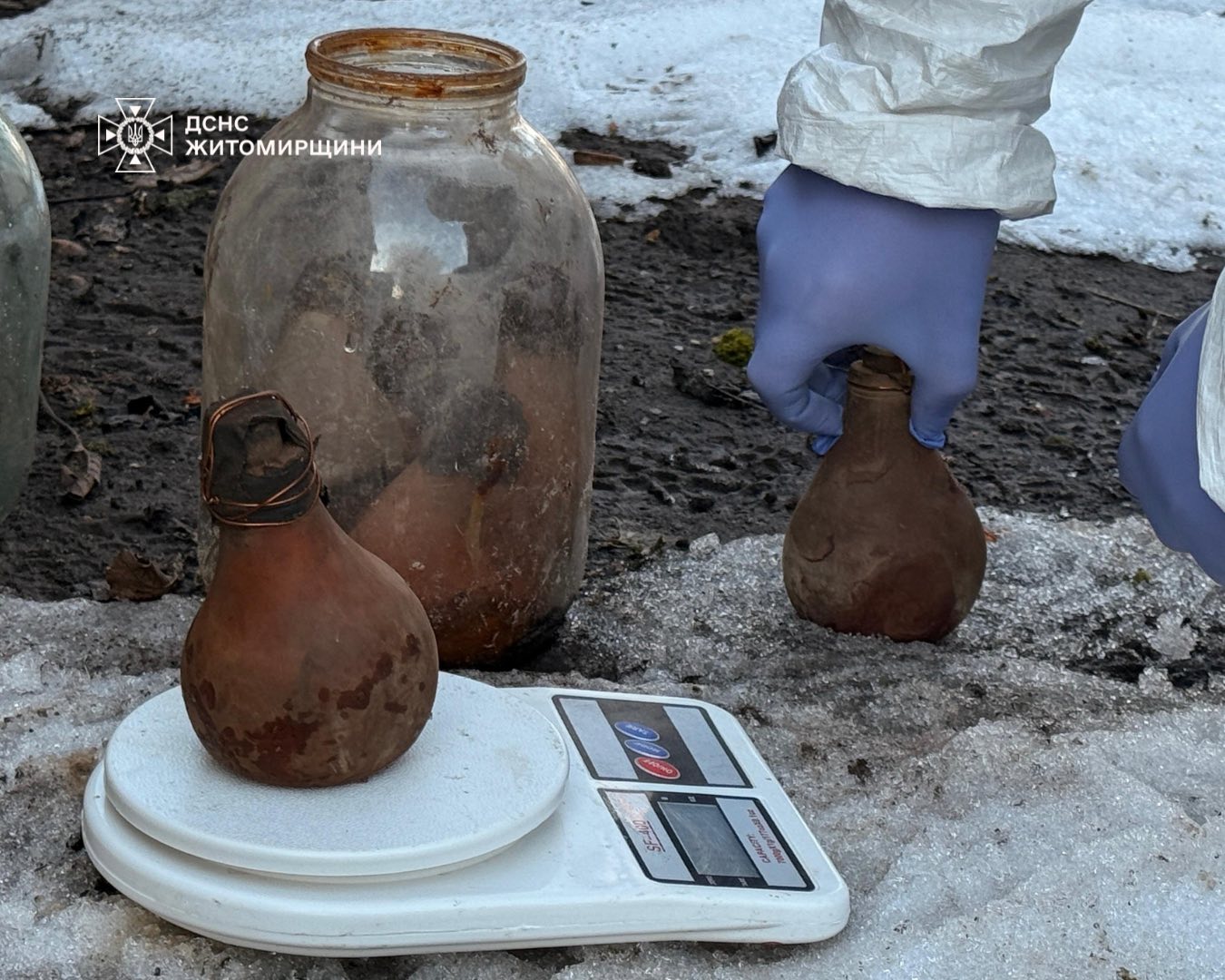 У Житомирі рятувальники знайшли 15 кг ртуті у приватному дворі фото 2