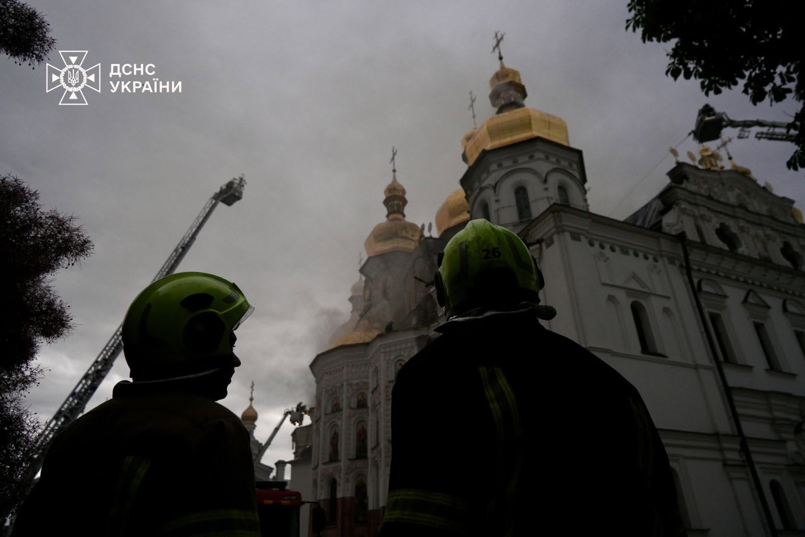 Рятувальники ліквідовують наслідки удару по Києво-Печерській лаврі (фото, відео) фото 4