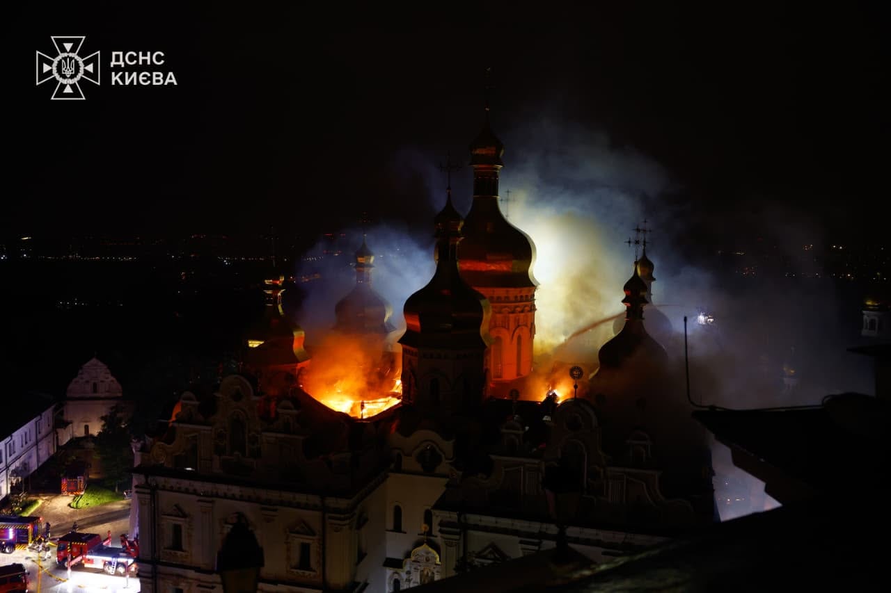 Рятувальники ліквідовують наслідки удару по Києво-Печерській лаврі (фото, відео) фото 3