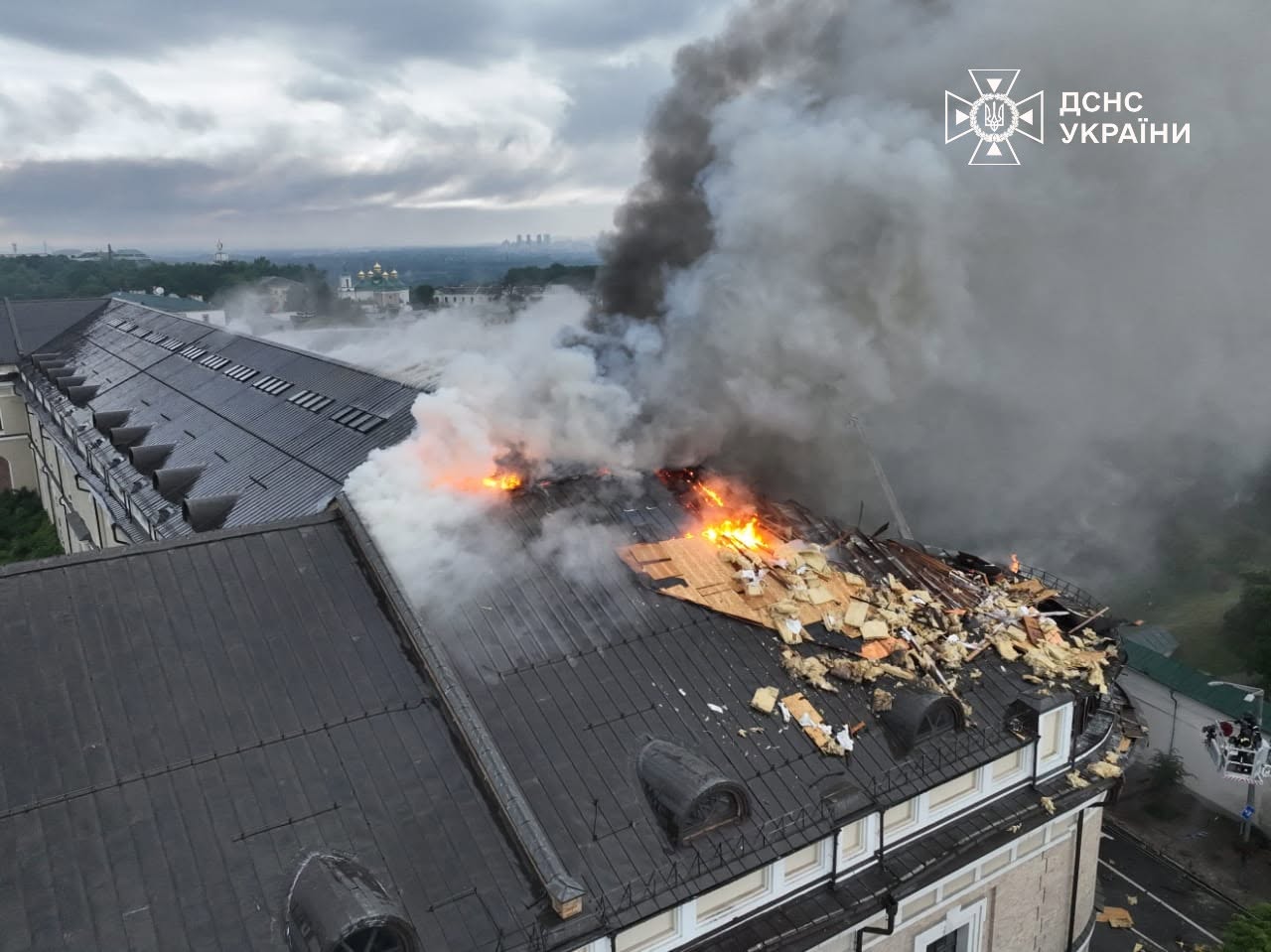 Рятувальники ліквідовують наслідки удару по Києво-Печерській лаврі (фото, відео) фото 5