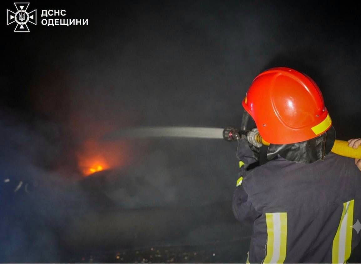 ДСНС показала кадри ліквідації наслідків ракетного удару по Одещині фото 1