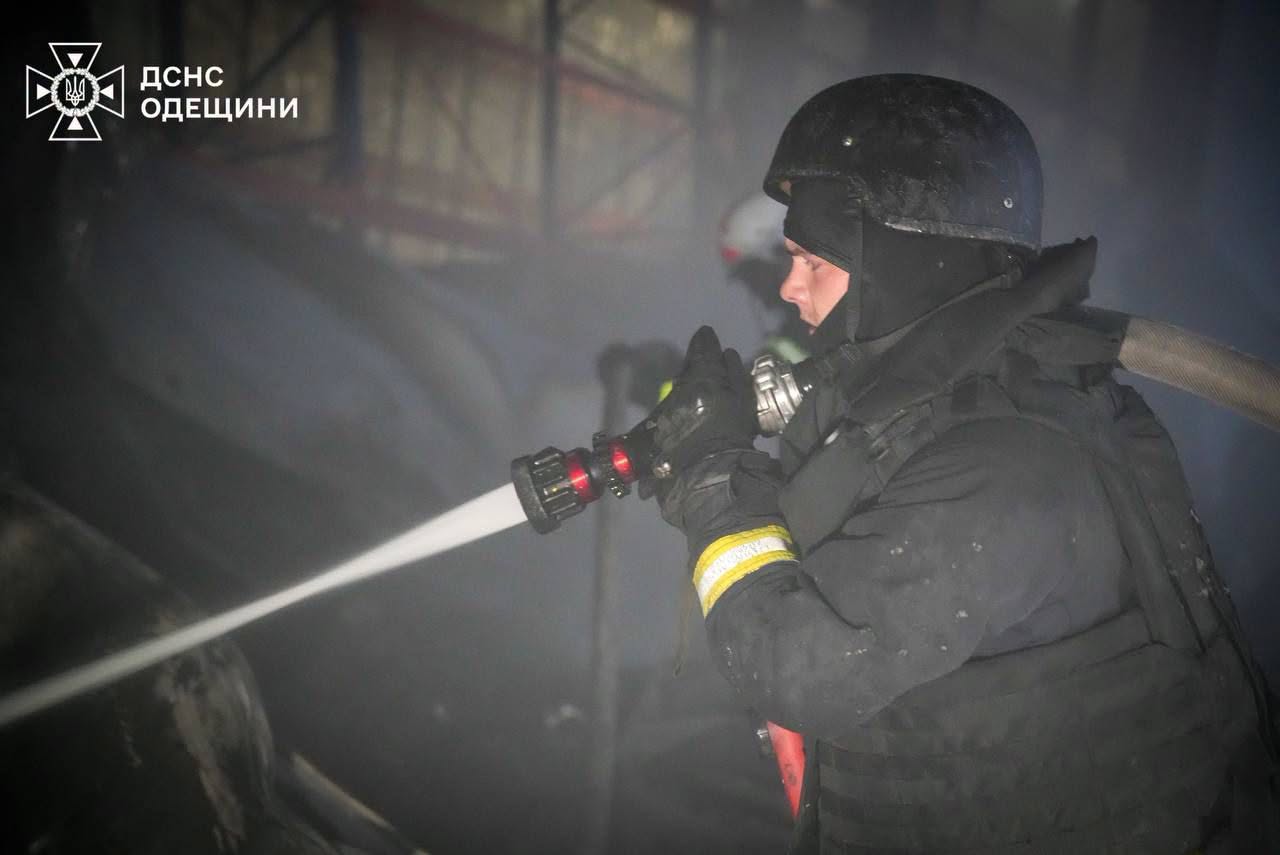 ДСНС показала кадри ліквідації наслідків ракетного удару по Одещині фото 2