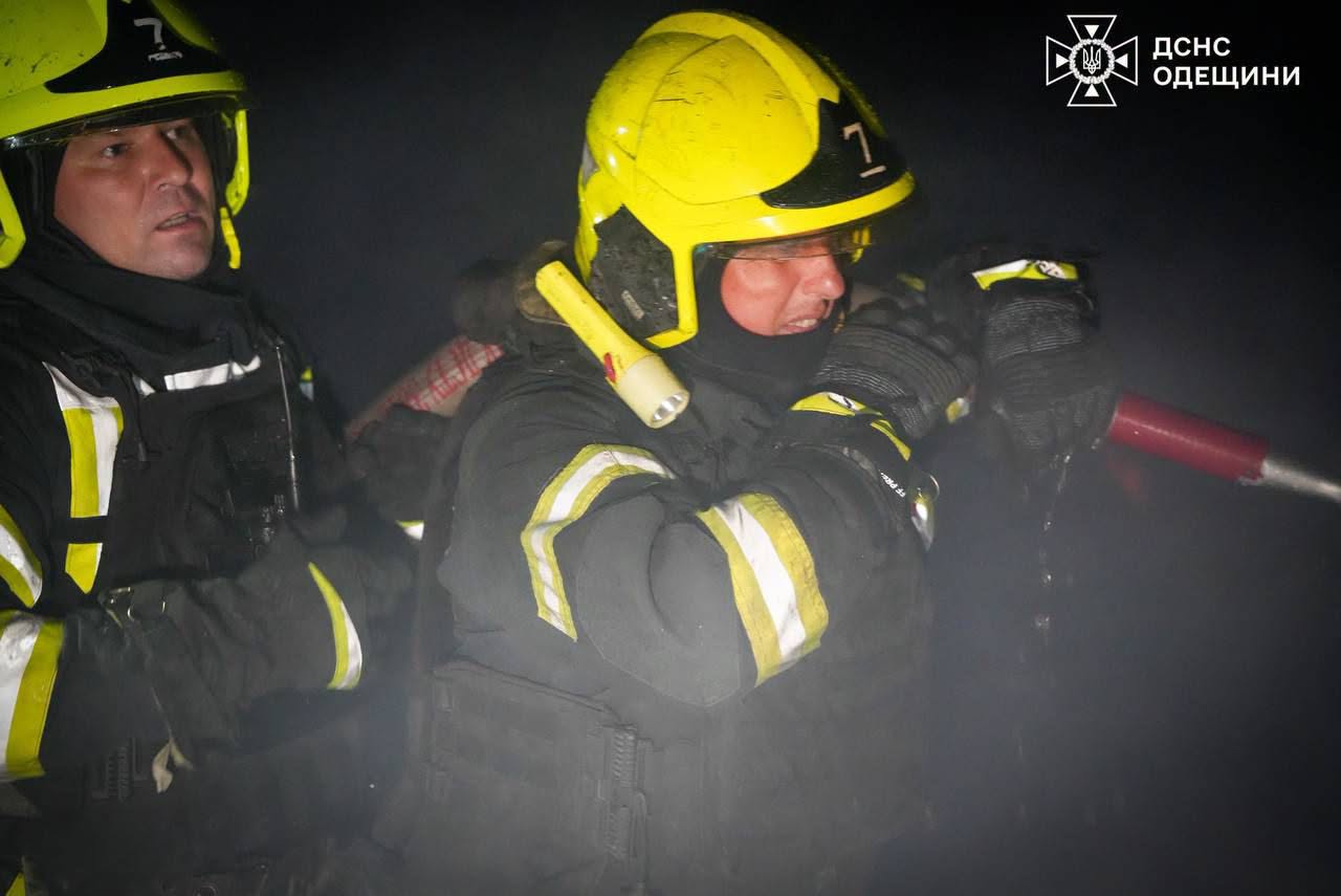 ДСНС показала кадри ліквідації наслідків ракетного удару по Одещині фото 3