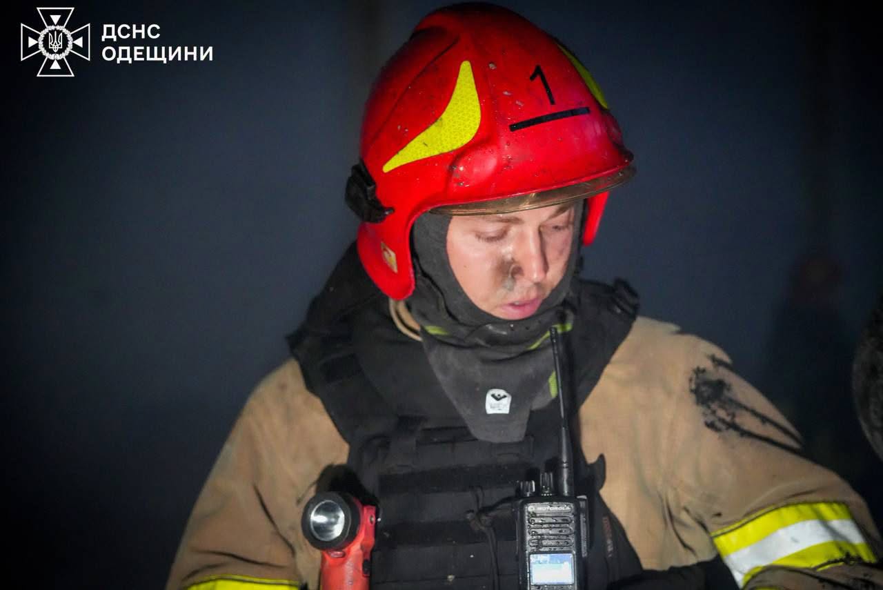 ДСНС показала кадри ліквідації наслідків ракетного удару по Одещині фото 4