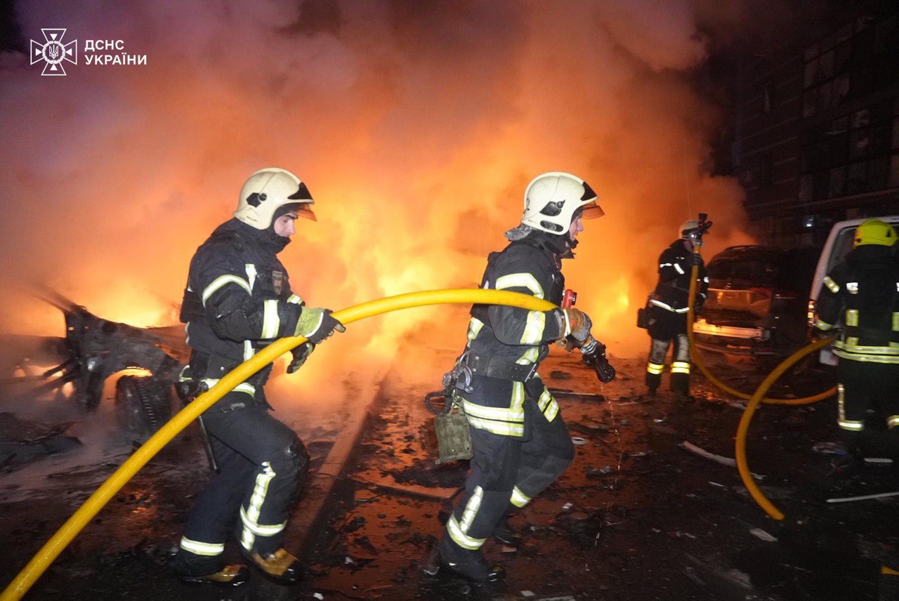 Внаслідок падіння дронів зайнялась пожежа