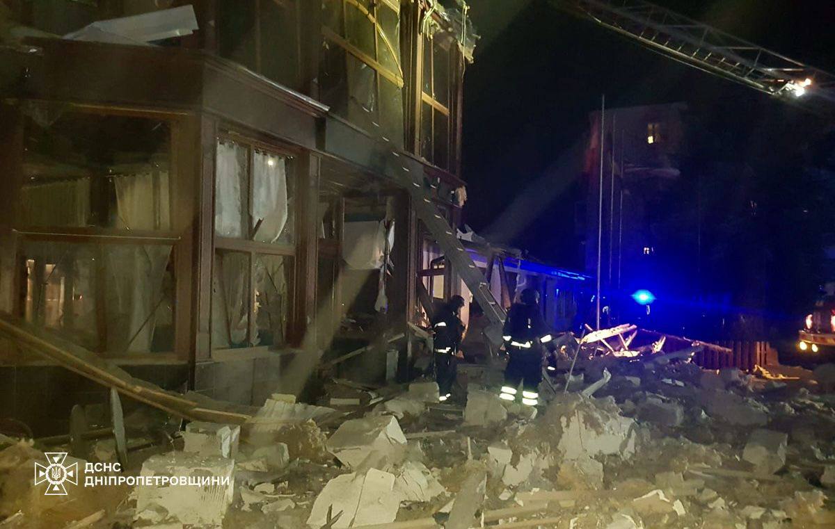 Рятувальники розбирають завали