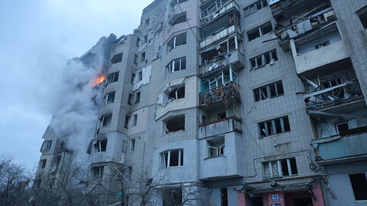 Ворожий снаряд влучив у багатоповерхівку