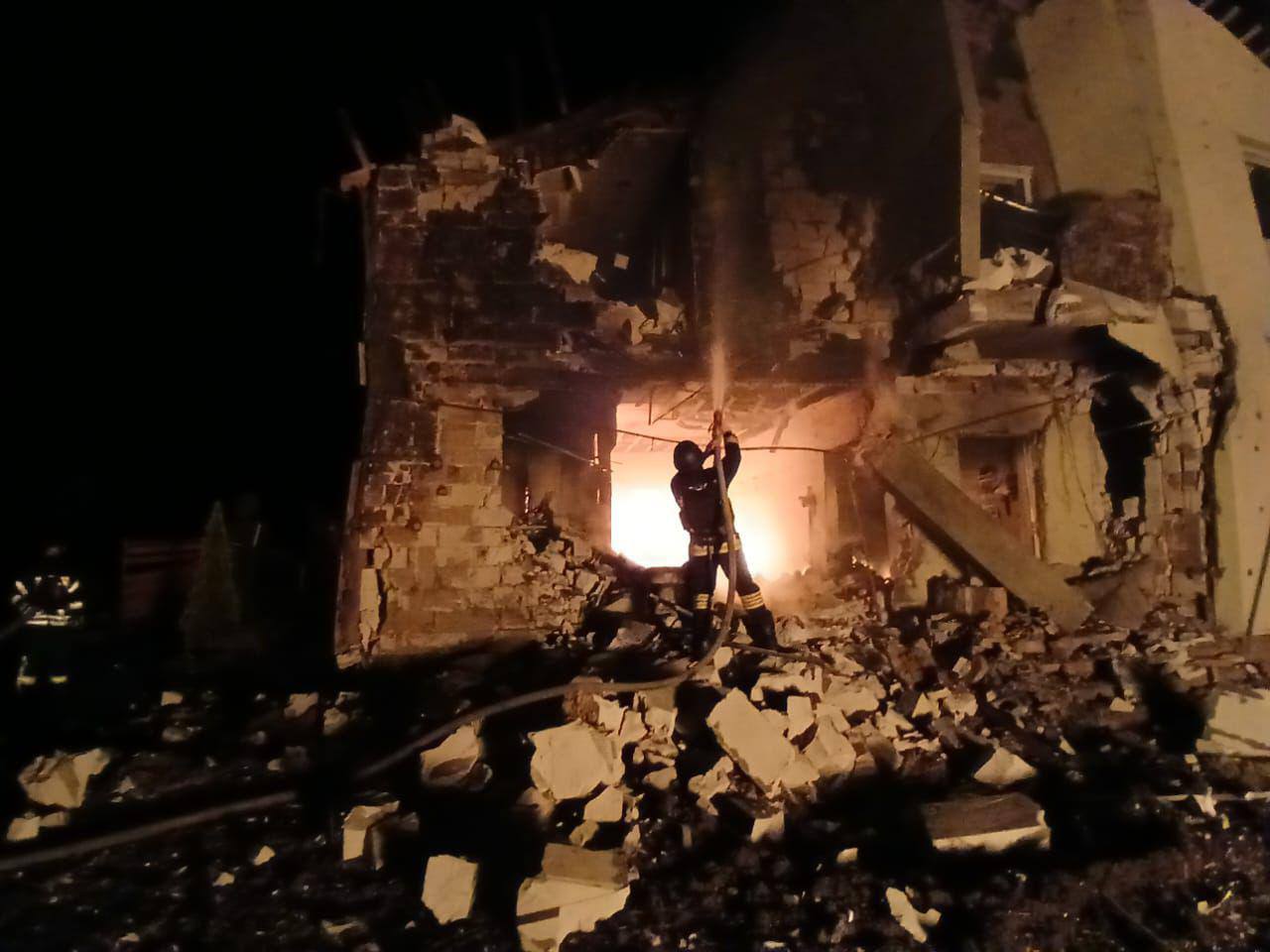 Ворожа атака дронами на Київщину: постраждала жінка, пошкоджено будинки та автівки фото 2