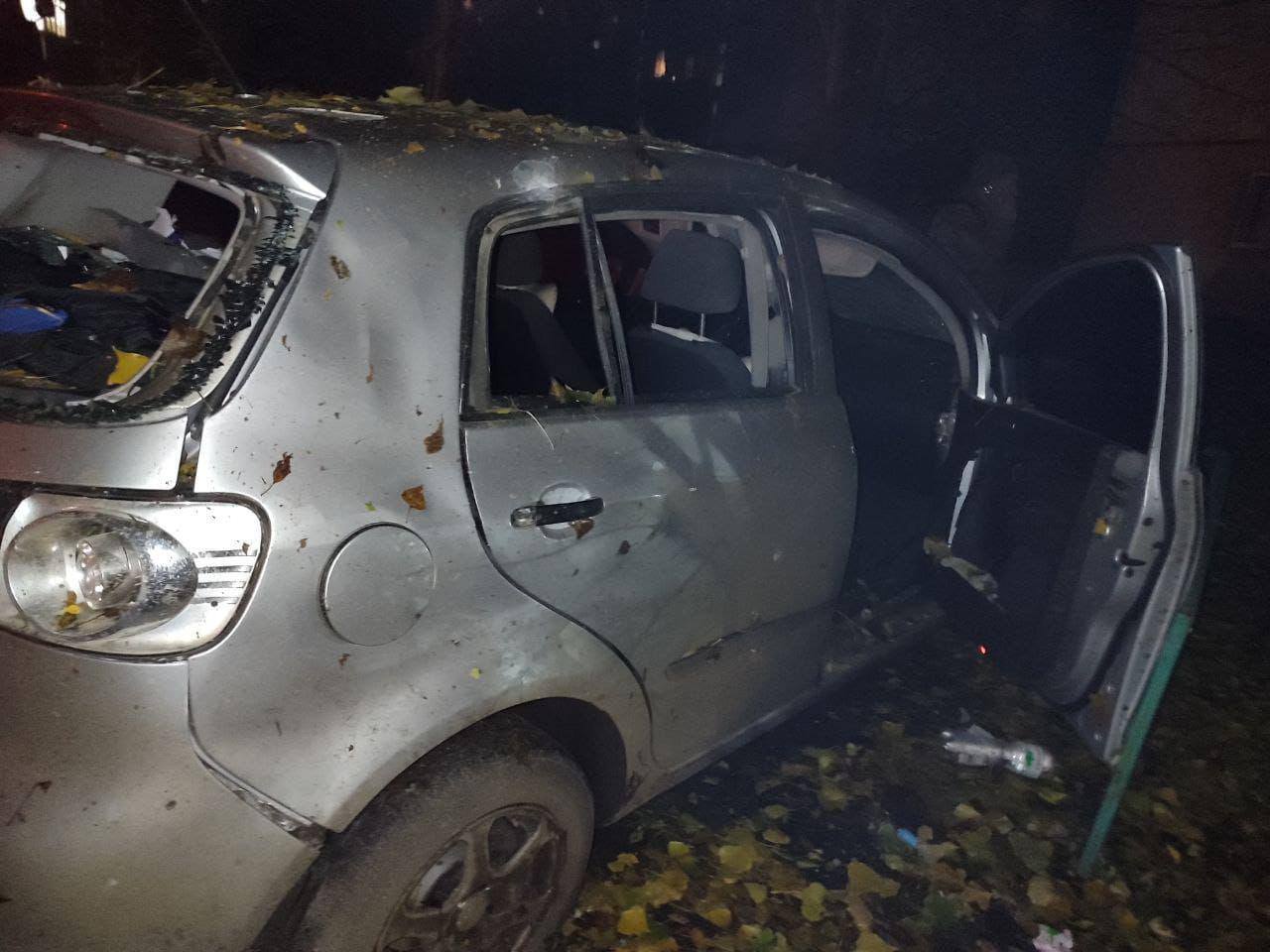 Ворожа атака дронами на Київщину: постраждала жінка, пошкоджено будинки та автівки фото 3