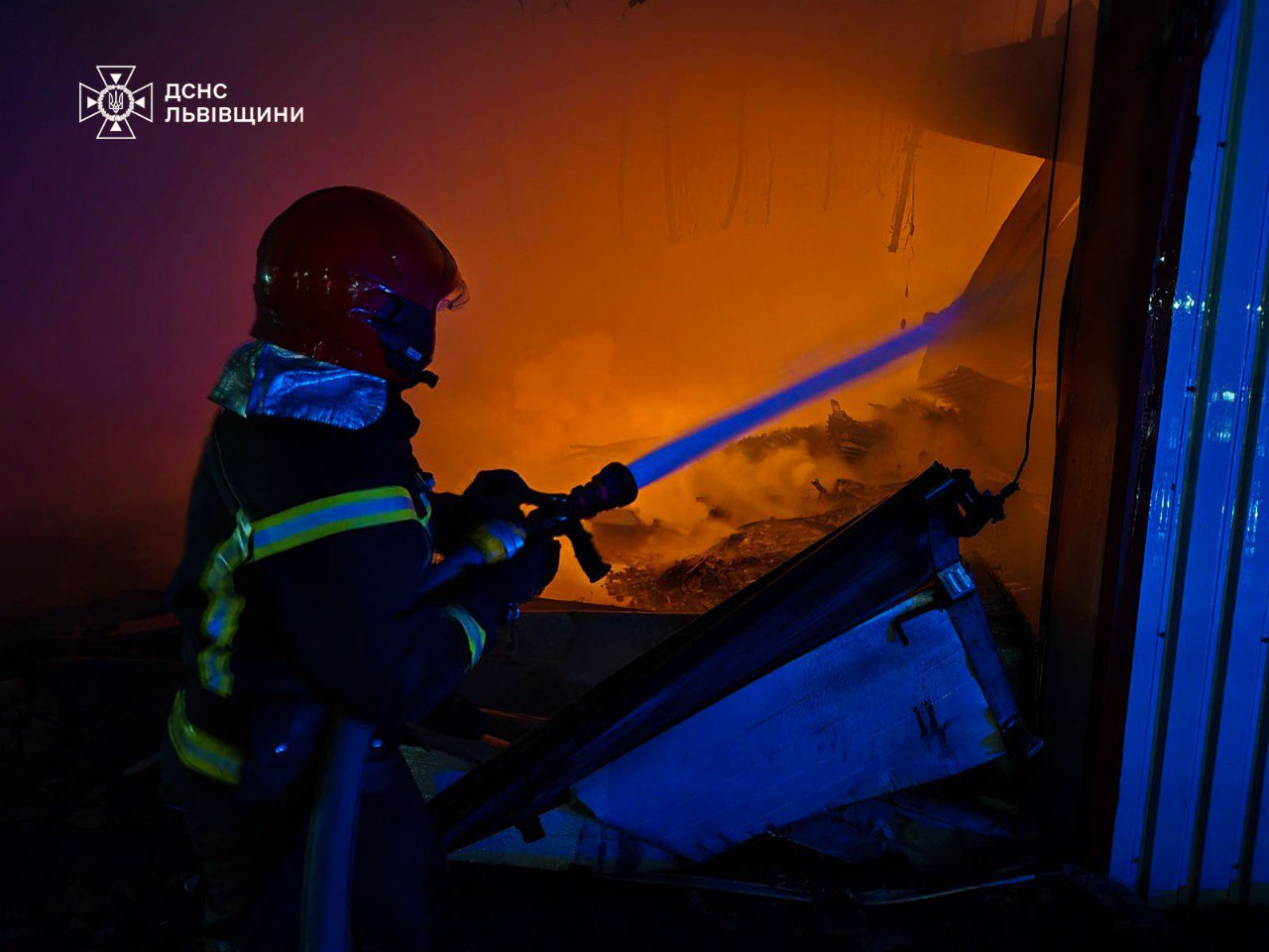 На Львівщині горів склад: рятувальники задіяли роботизовану техніку фото 1