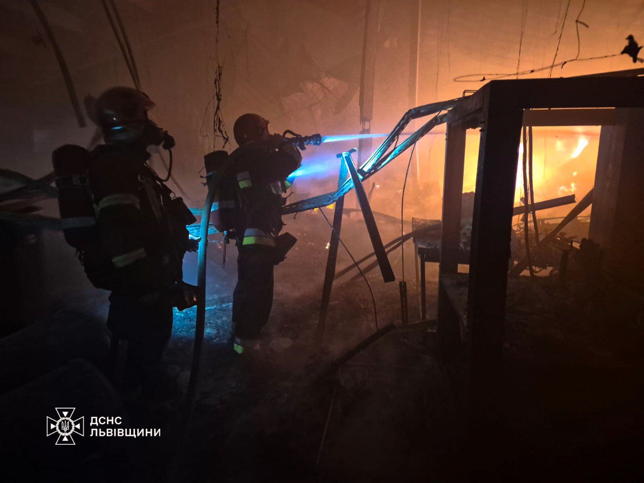 На Львівщині горів склад: рятувальники задіяли роботизовану техніку фото 2