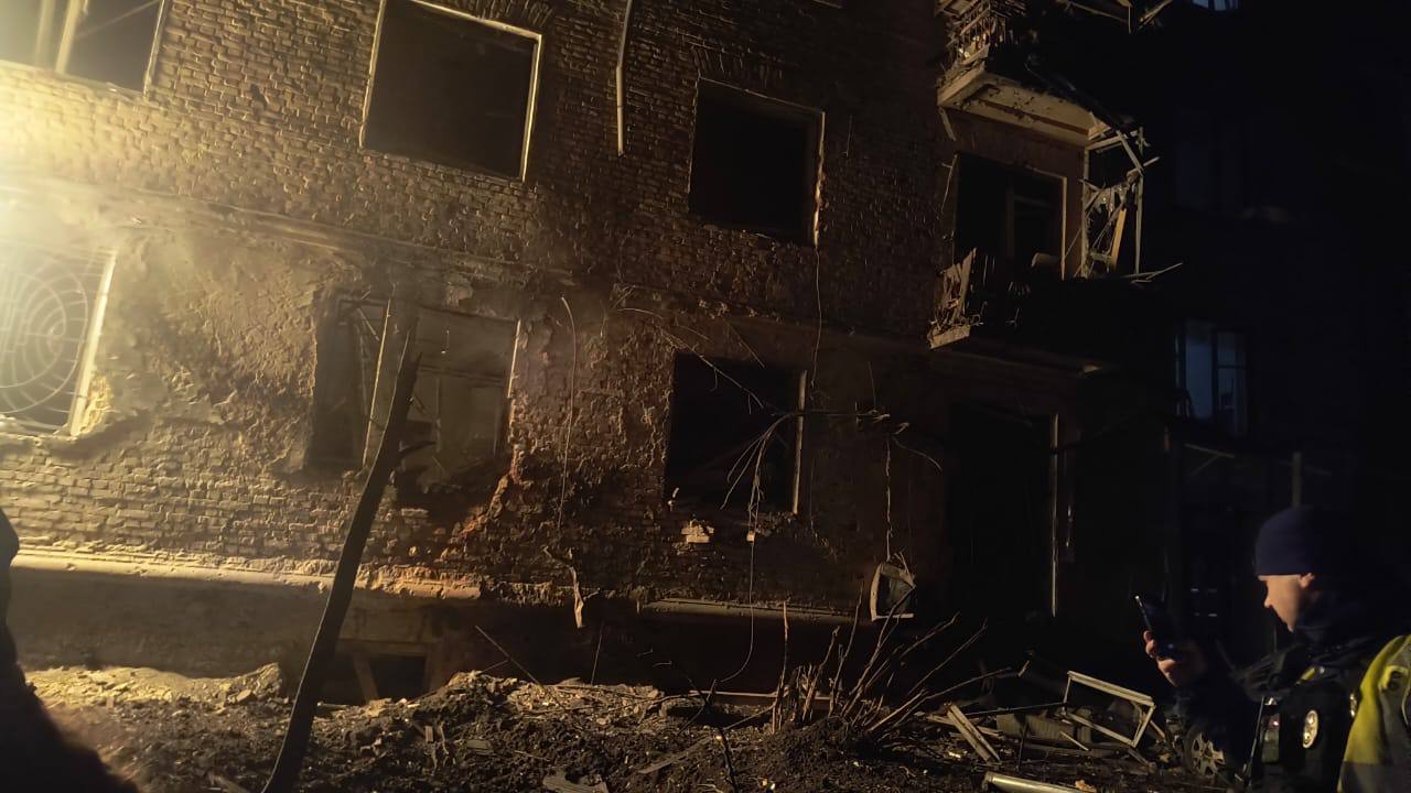 У Чернігові ворожий БпЛА вибухнув біля багатоповерхівки: є постраждалі фото 1