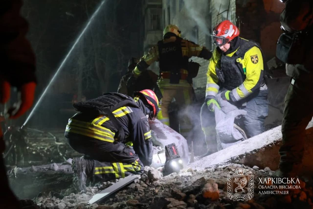 У Харкові зруйновано цілий під’їзд: є загиблий, під завалами люди фото 2