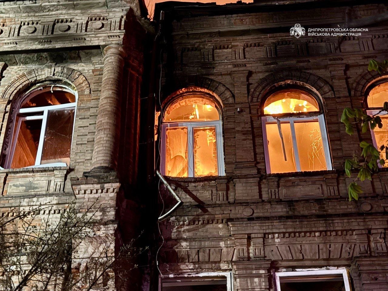 У Дніпрі після обстрілу численні пожежі, загинула людина (фото) фото 1