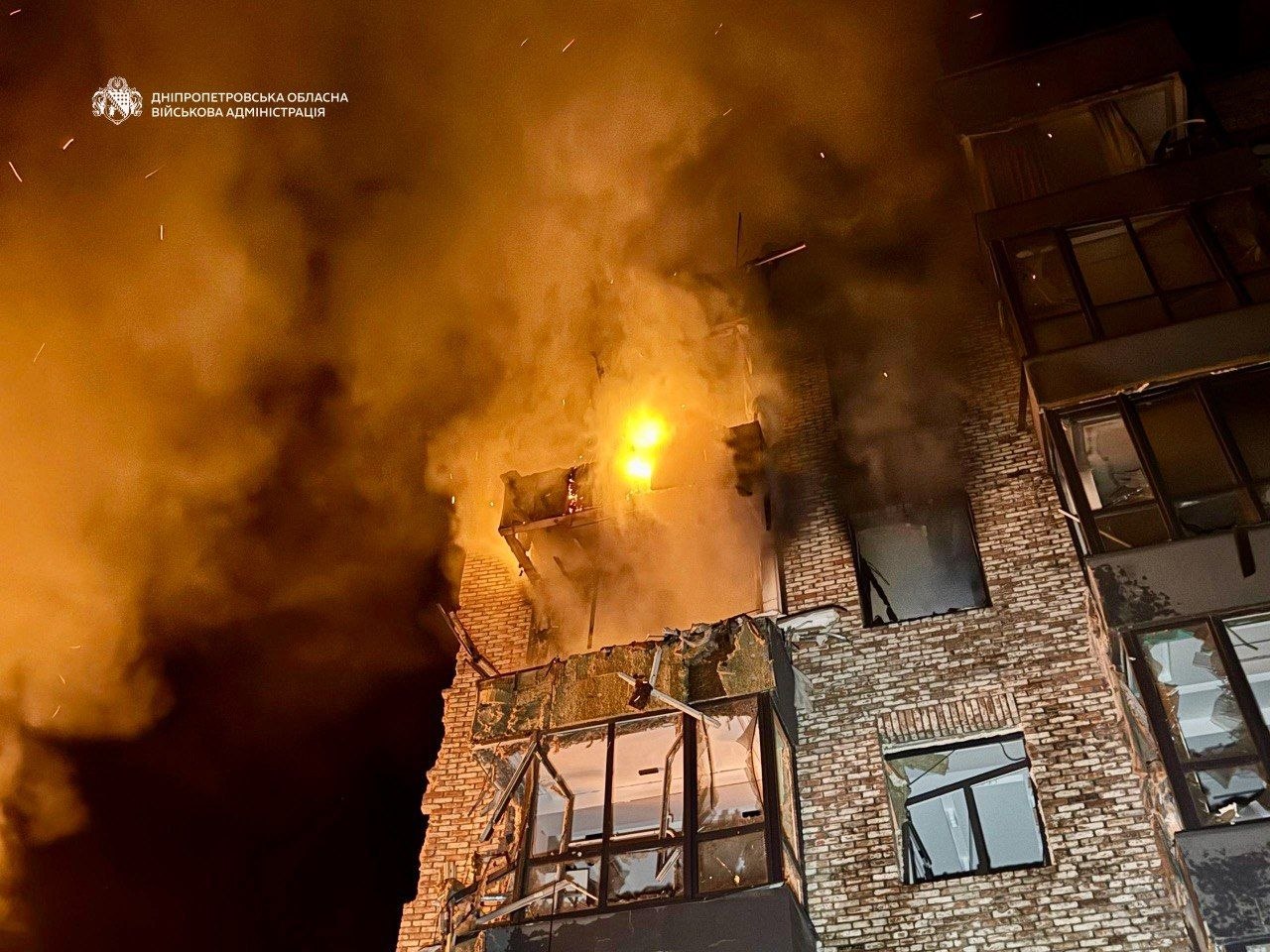 У Дніпрі після обстрілу численні пожежі, загинула людина (фото) фото 3