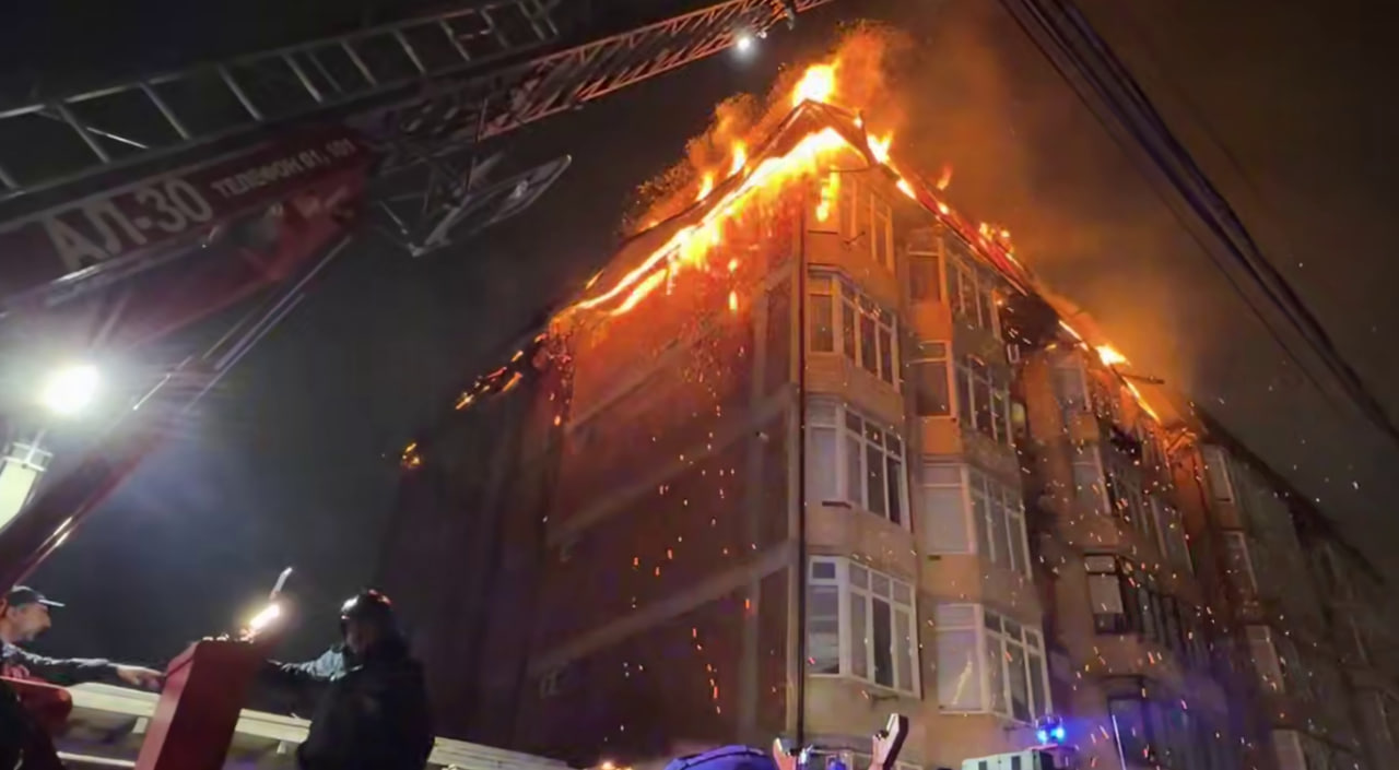 У Махачкалі сталася масштабна пожежа в багатоповерхівці: обвалився дах фото 1