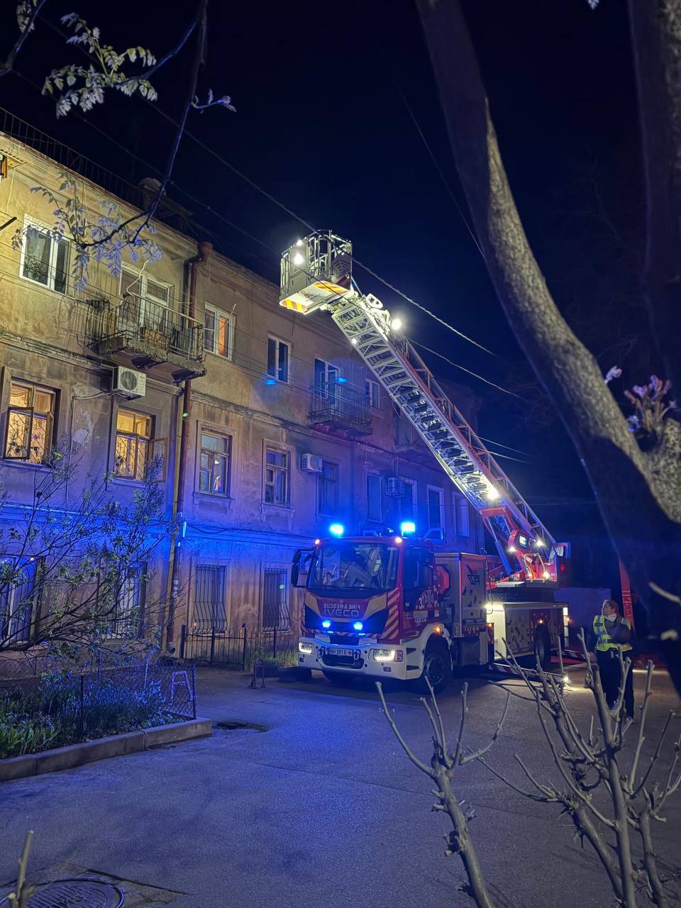Атака на Одесу: удари припали по будинках, зруйновано квартири, є поранені фото 4