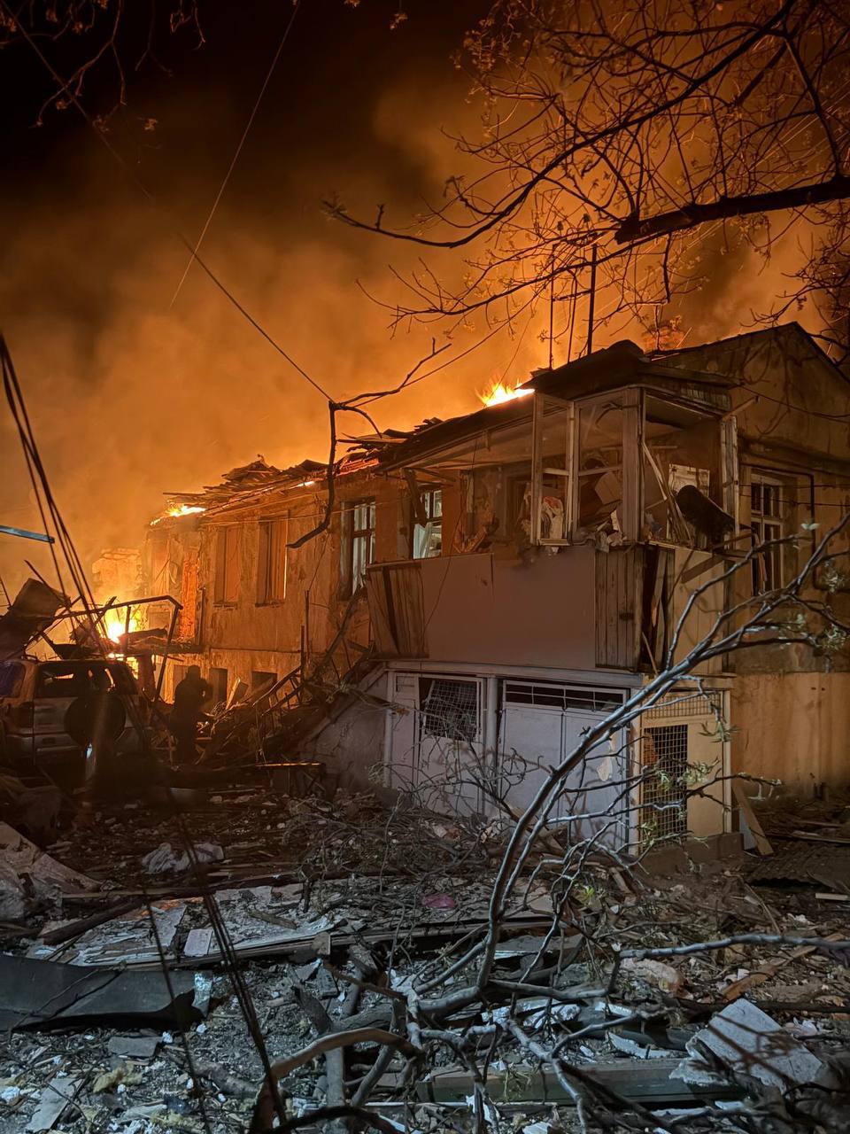 Атака на Одесу: удари припали по будинках, зруйновано квартири, є поранені фото 2