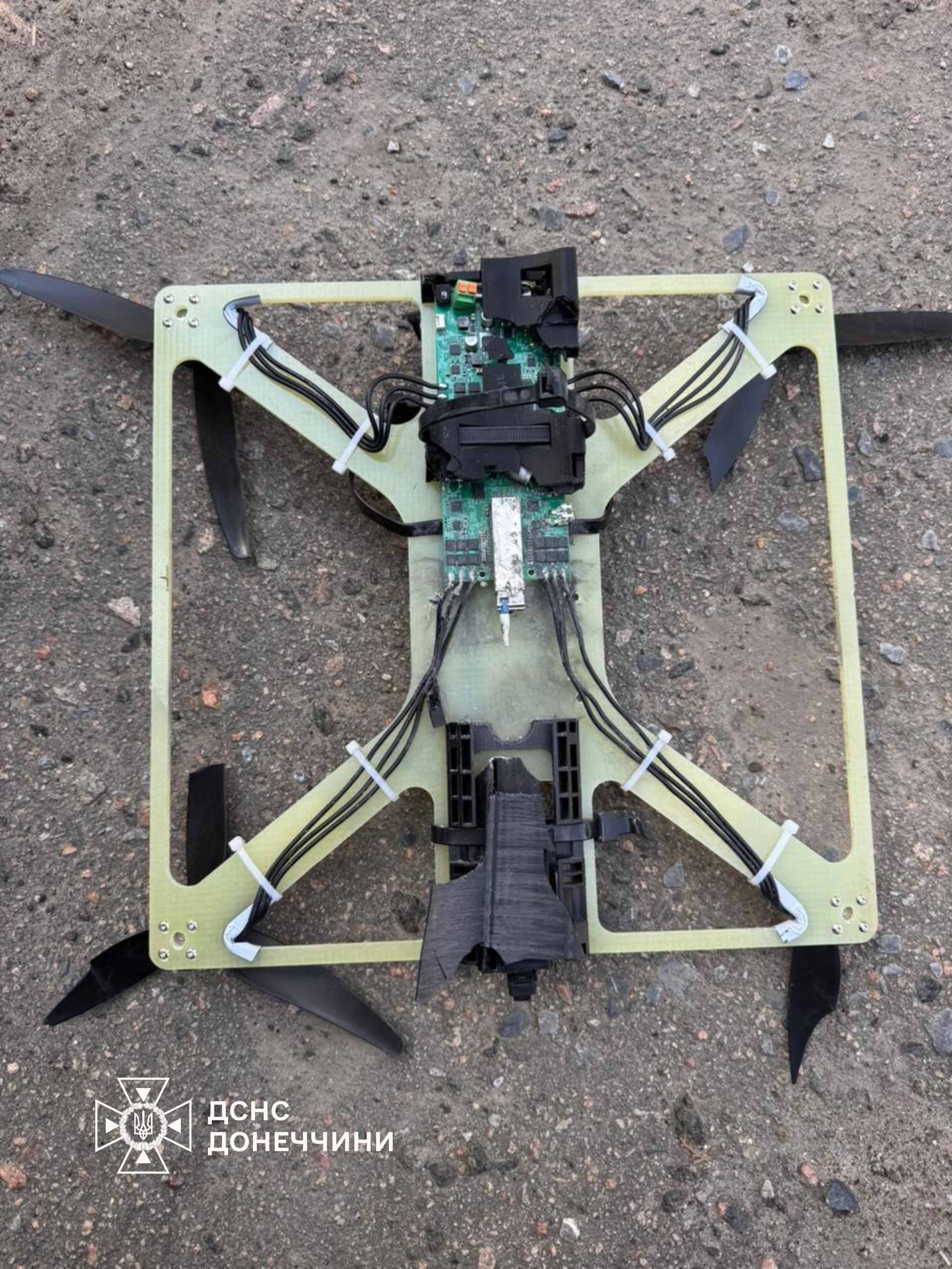 Окупанти атакували FPV-дронами евакуаційне авто фото 1