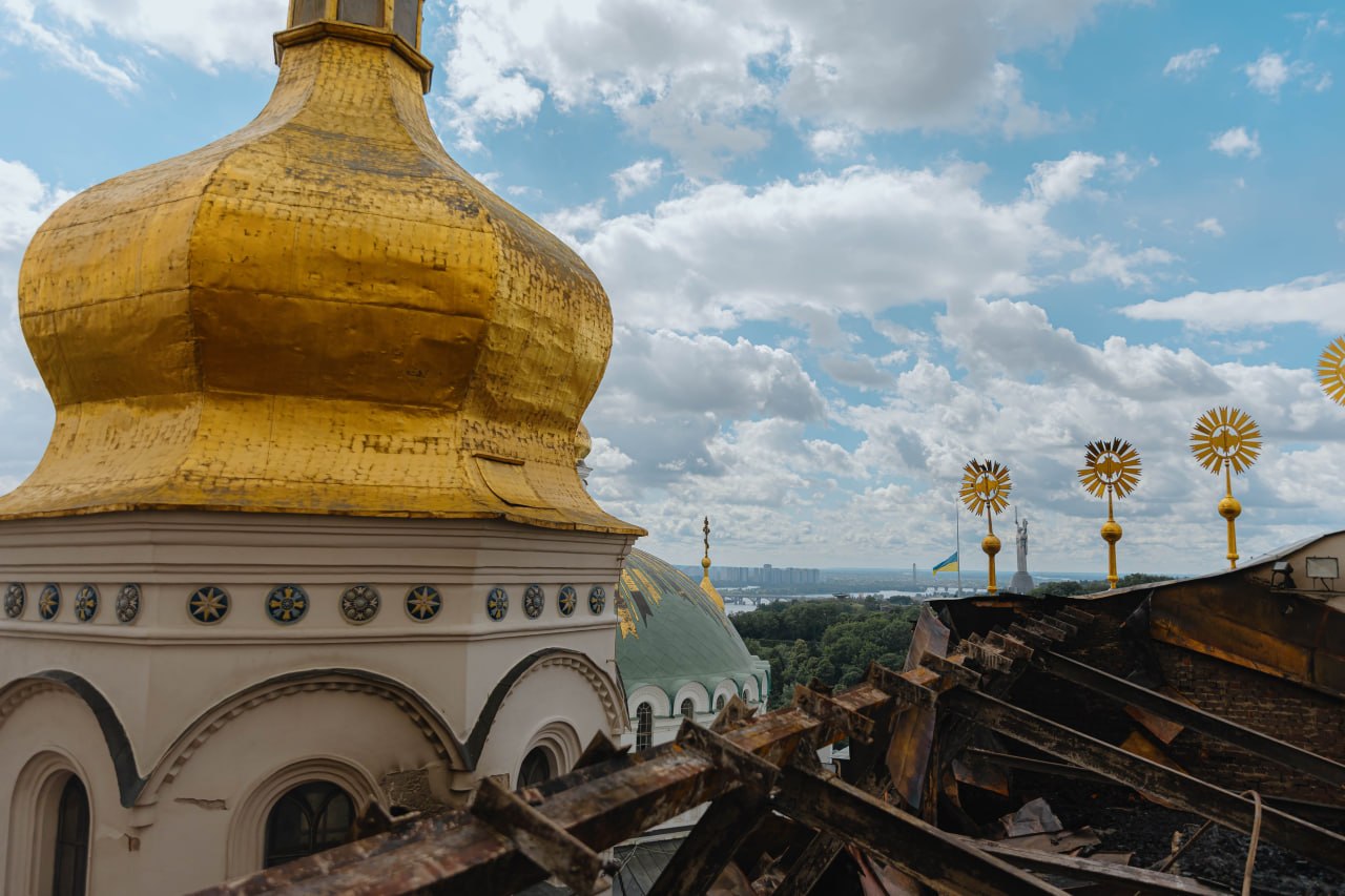 Зеленський розповів, чим росіяни вдарили по Лаврі (фото, відео) фото 1