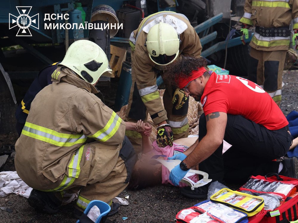 ДСНС показала моторошні кадри після смертельної автотрощі на Миколаївщині фото 2