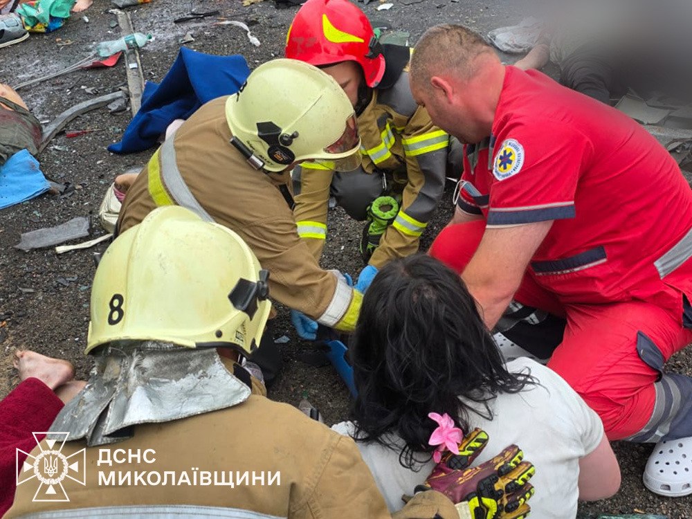 ДСНС показала моторошні кадри після смертельної автотрощі на Миколаївщині фото 4