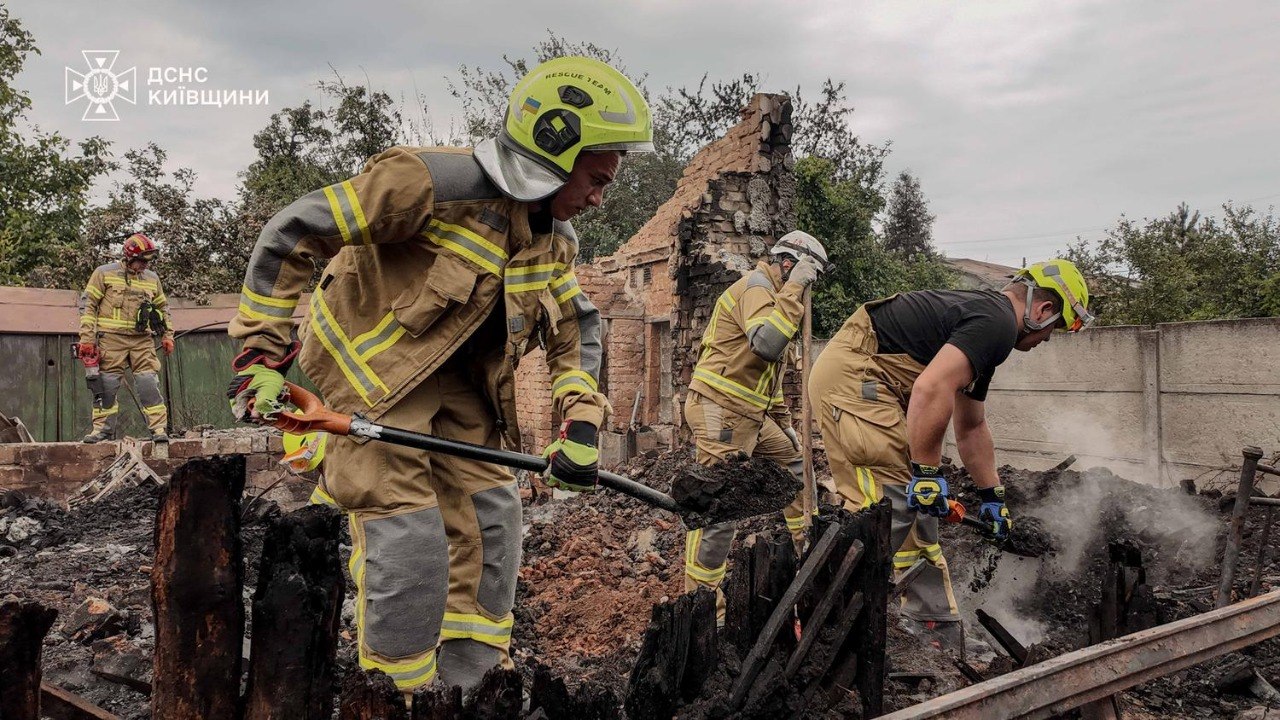 ДСНС завершила роботи у Києві та показала ліквідацію наслідків у Вишневому фото 3