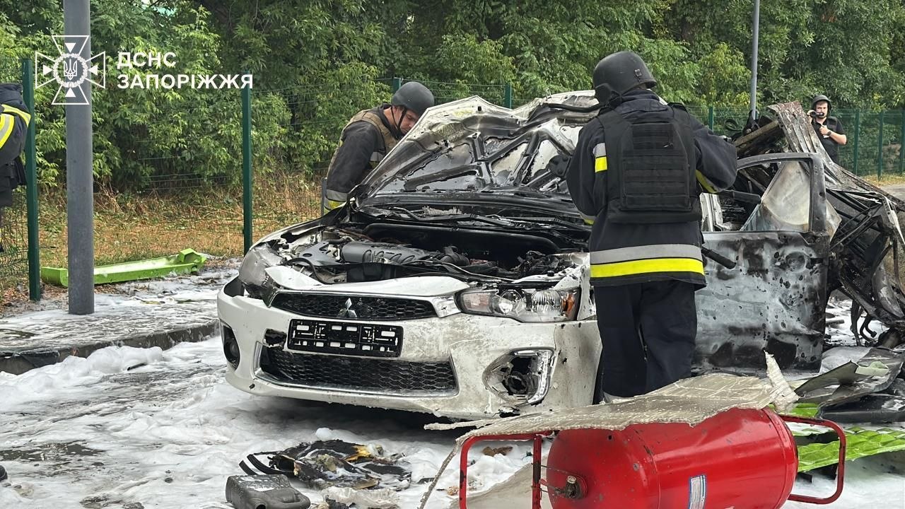 Рятувальники показали фото наслідків російського удару по АЗС у Запоріжжі фото 1