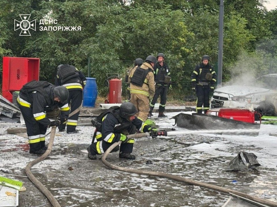 Рятувальники показали фото наслідків російського удару по АЗС у Запоріжжі фото 4