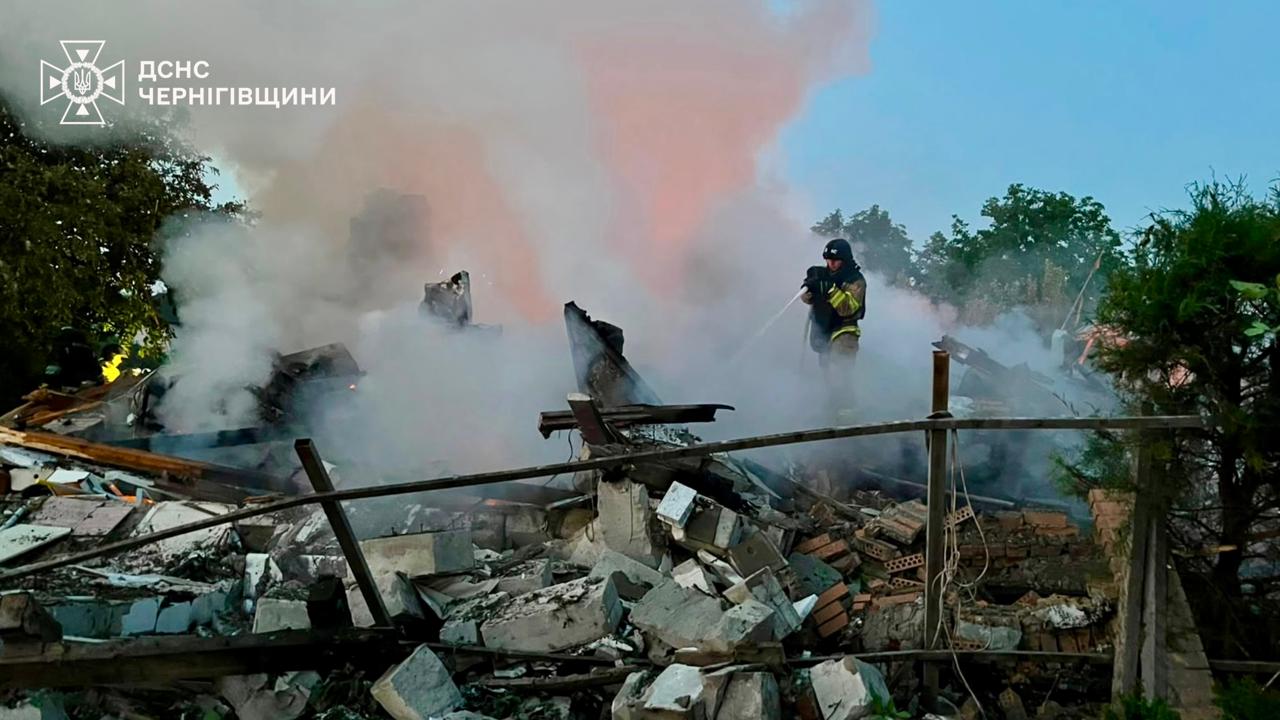 Дрони РФ влучили у житлові будинки на Чернігівщині: є поранені (фото, відео) фото 1