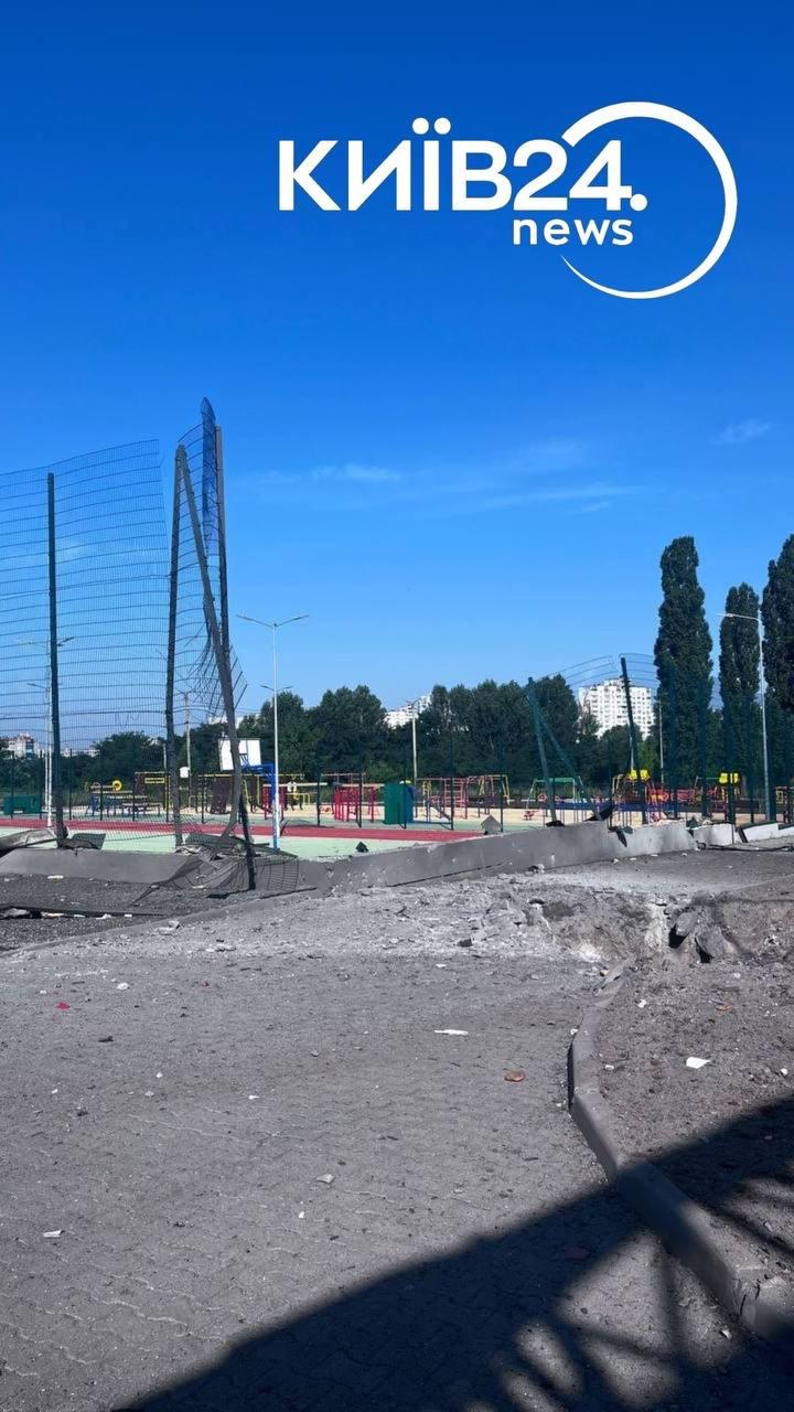 У Дарницькому районі Києва через атаку РФ пошкоджено школу та спортивну інфраструктуру фото 1