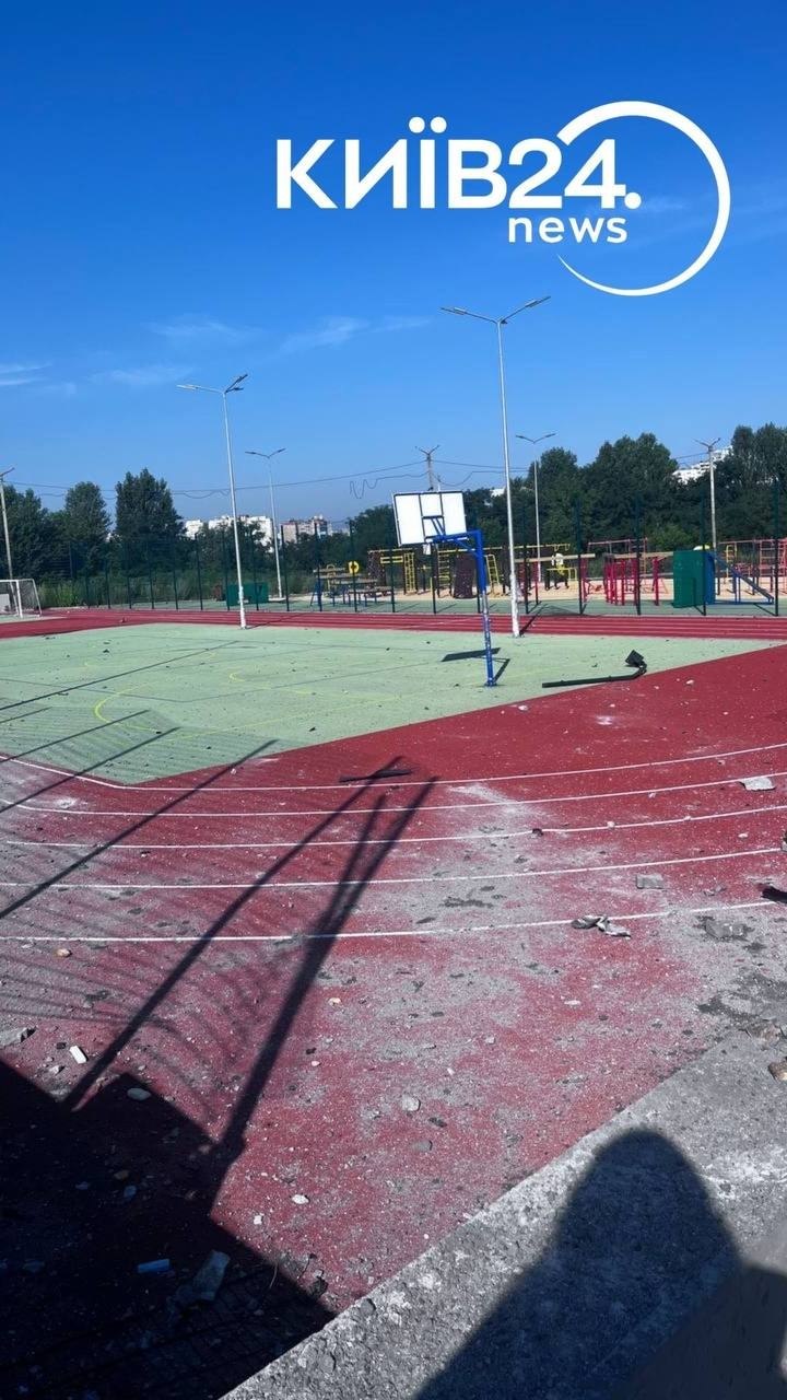 У Дарницькому районі Києва через атаку РФ пошкоджено школу та спортивну інфраструктуру фото 2