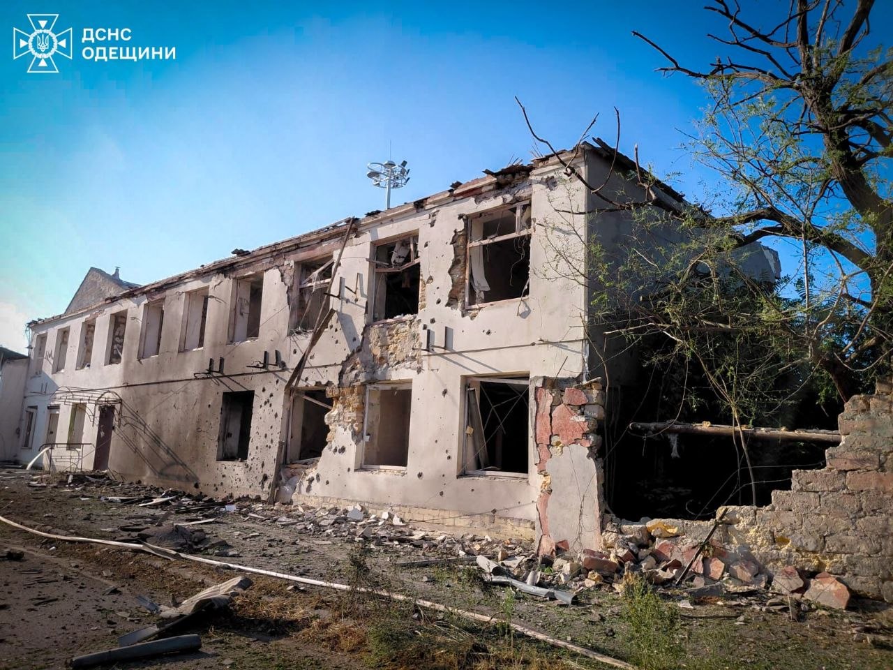 Ракетний удар по Одесі: рятувальники показали фото з наслідками фото 3
