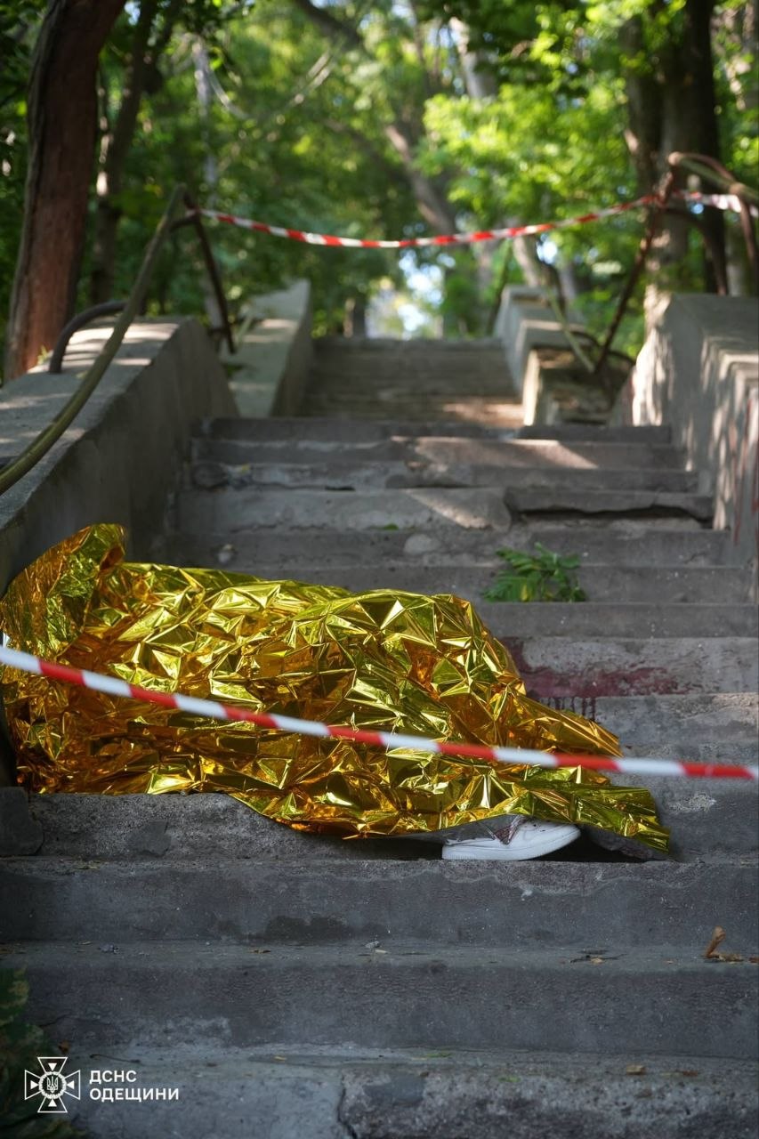 Ракетний удар по Одесі: рятувальники показали фото з наслідками фото 2