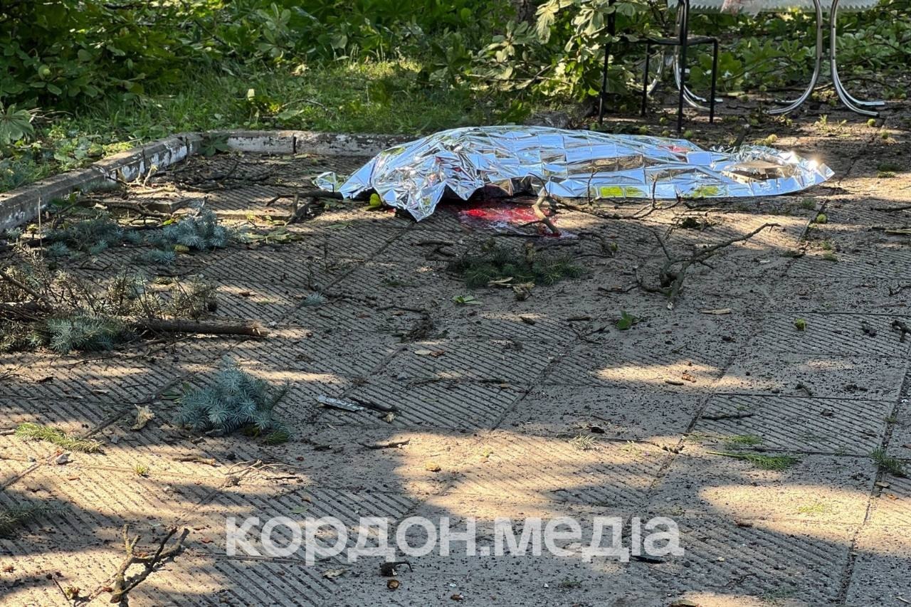 Суми: авіабомба влучила біля медзакладів, загинули троє людей фото 1