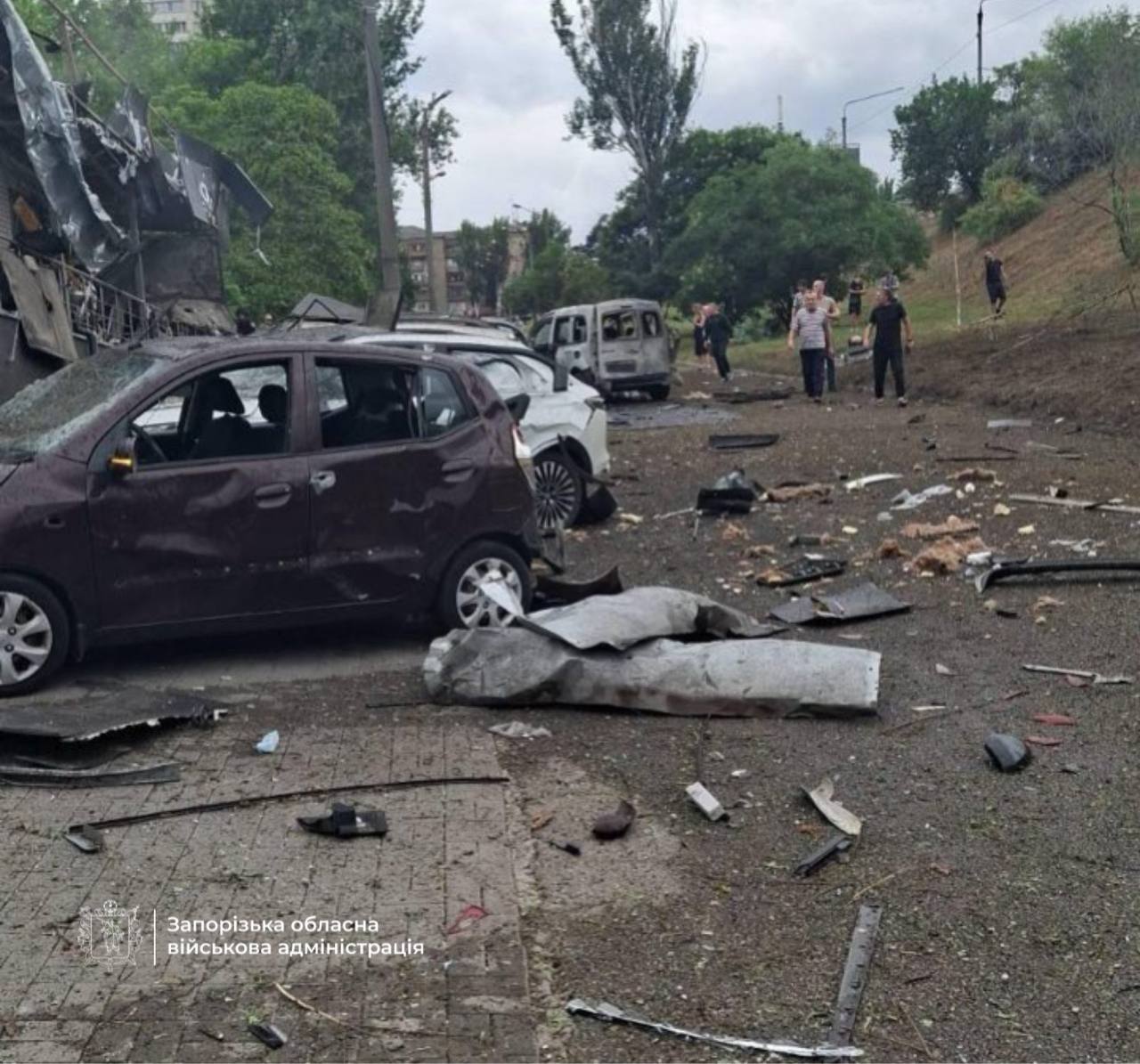 Окупанти атакували багатоповерхівку в Запоріжжі: люди під завалами фото 1