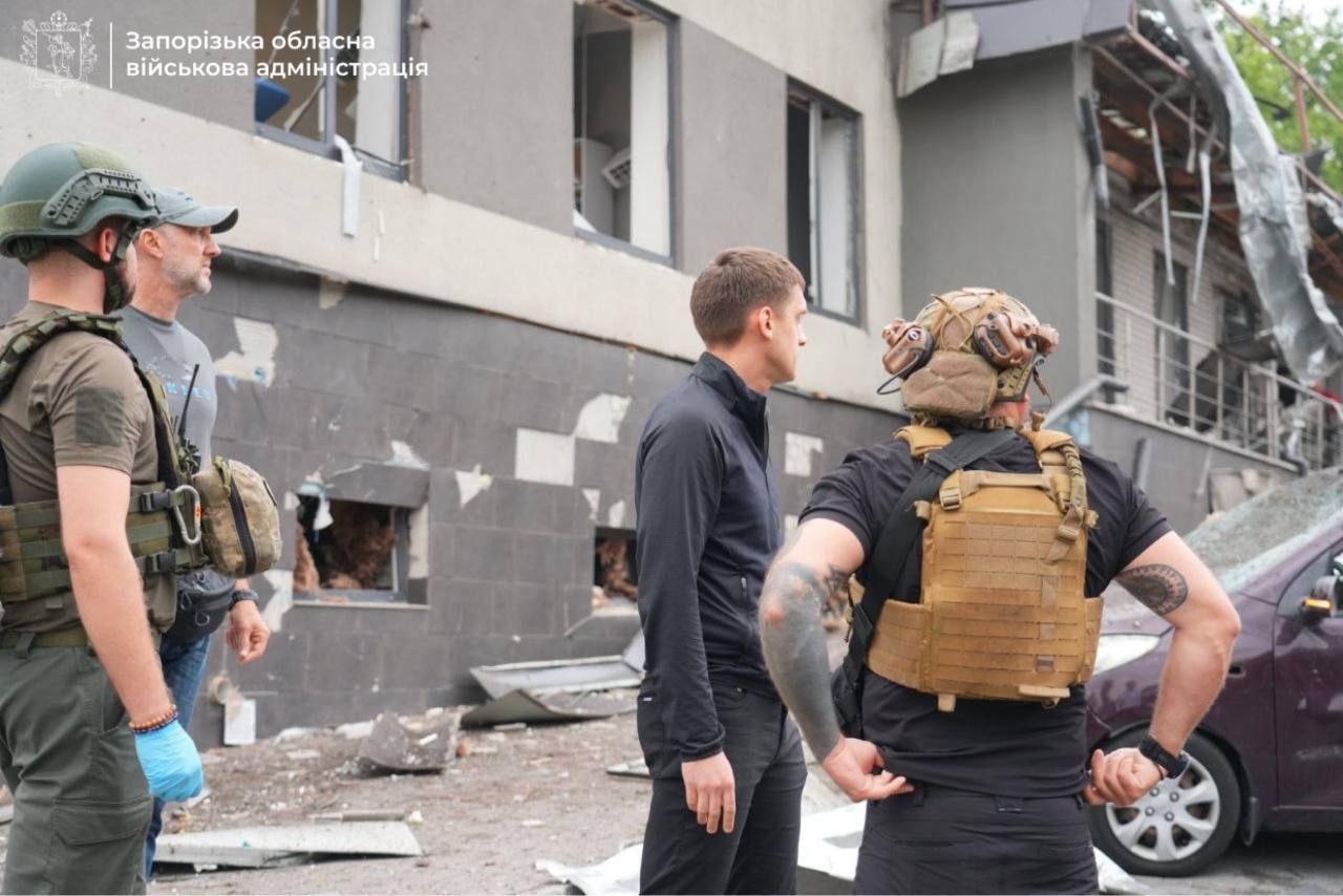 Окупанти атакували багатоповерхівку в Запоріжжі: люди під завалами фото 2