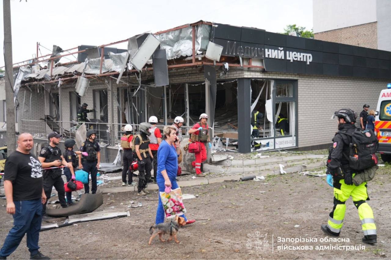 Окупанти атакували багатоповерхівку в Запоріжжі: люди під завалами фото 3