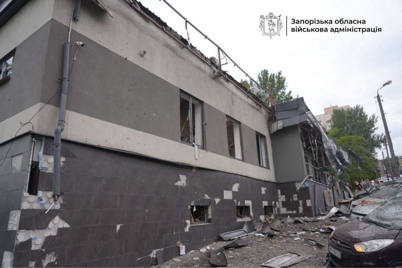 Окупанти атакували багатоповерхівку в Запоріжжі: люди під завалами фото 5
