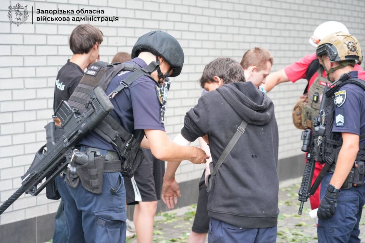 Окупанти атакували багатоповерхівку в Запоріжжі: люди під завалами фото 6