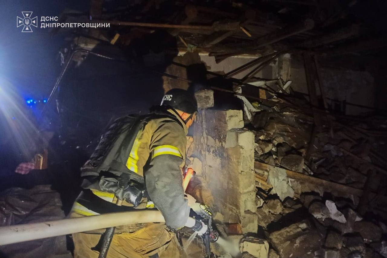 З'явилися кадри знищеного будинку, де через російську ракету загинула багатодітна сім'я фото 5