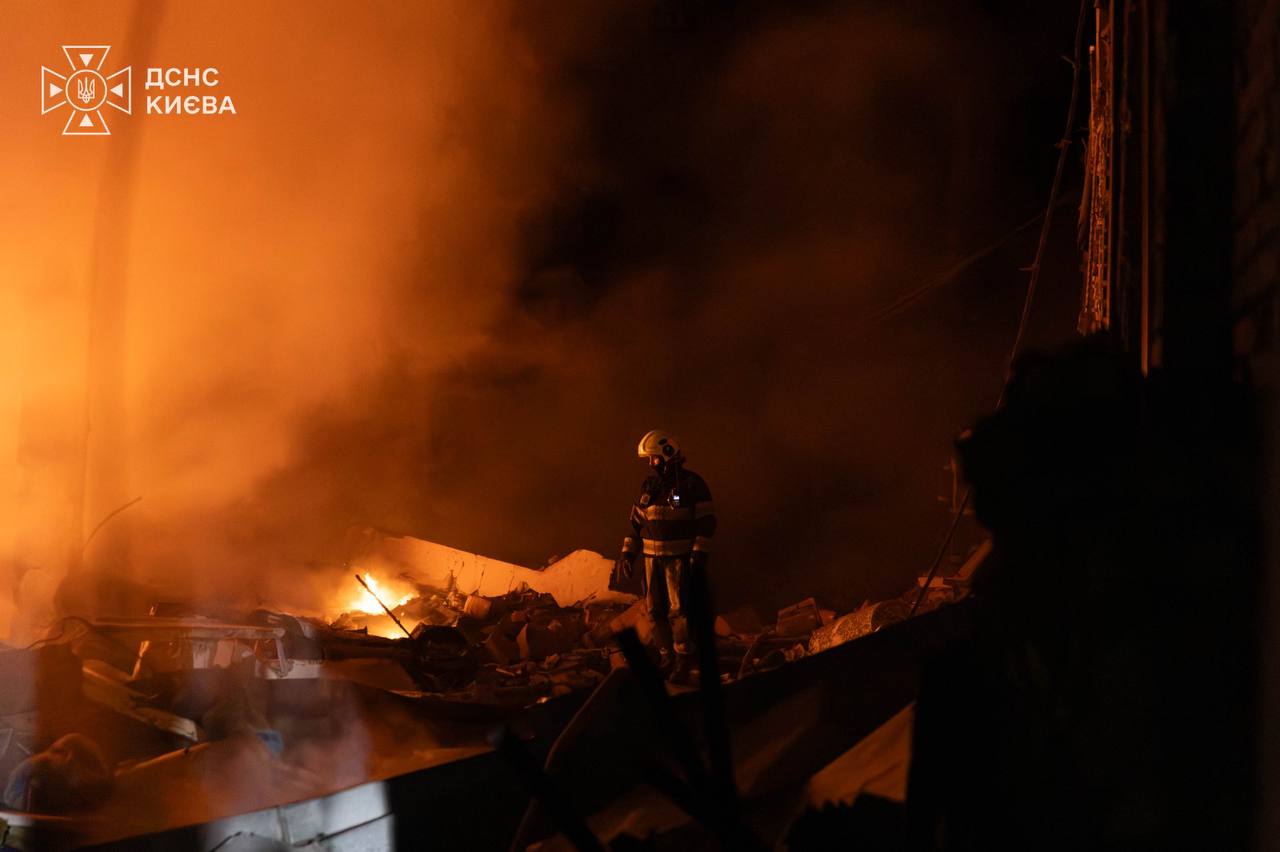 Балістичний удар по Києву. ДСНС показала наслідки фото 2