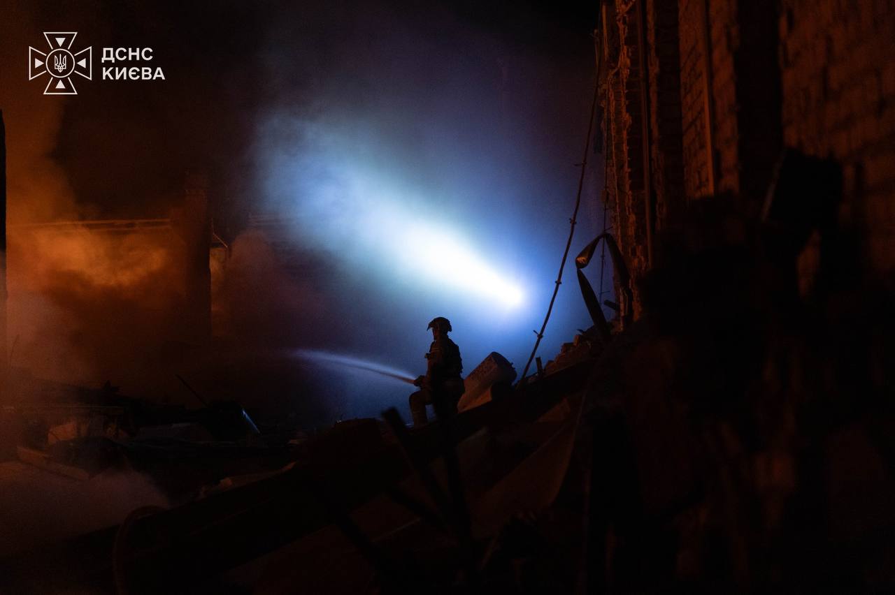 Балістичний удар по Києву. ДСНС показала наслідки фото 4