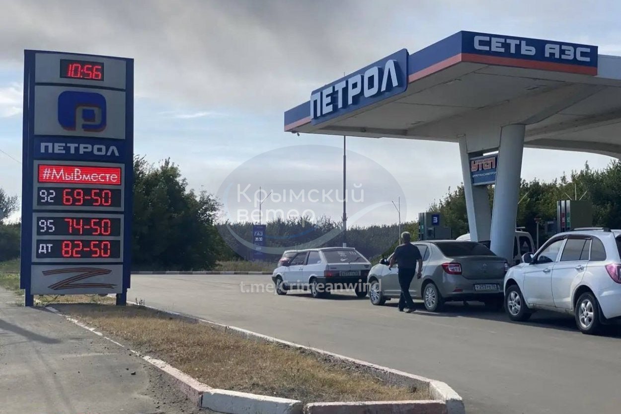 Росіяни масово вишикувалися на заправках після атаки на НПЗ в Орську (фото) фото 2